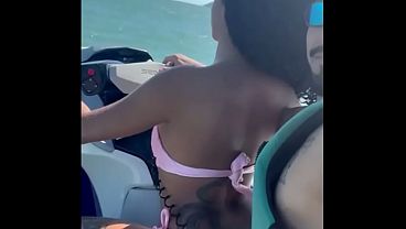 Novinha Safada: deixou marido na areia e fudeu com o instrutor no Jetski