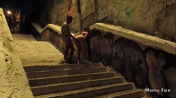 C&acirc;mera de seguran&ccedil;a flagra casal transando na rua em Buenos Aires - Casal Badarox Manu Fox e Rubens Badar&oacute; &lpar;video completo no