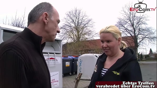 Notgeiler deutscher Opa fragt Hausfrau auf Stra&szlig;e nach sex